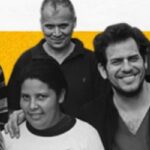 Grupo de pesonas en blanco y negro