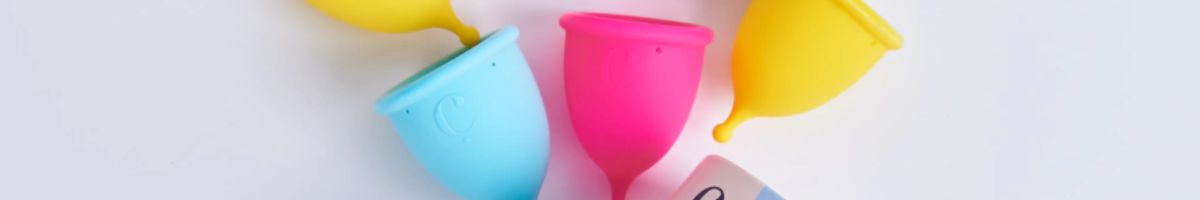 Copas menstruales de latex de color celeste, rosa y amarillo