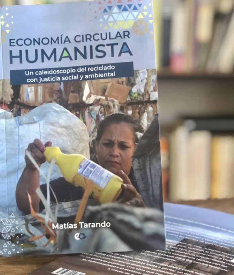 libro Economía Circular Humanista, un caleidoscopio del reciclado con justicia social y ambiental por Matías Tarando se ve frente a una biblioteca