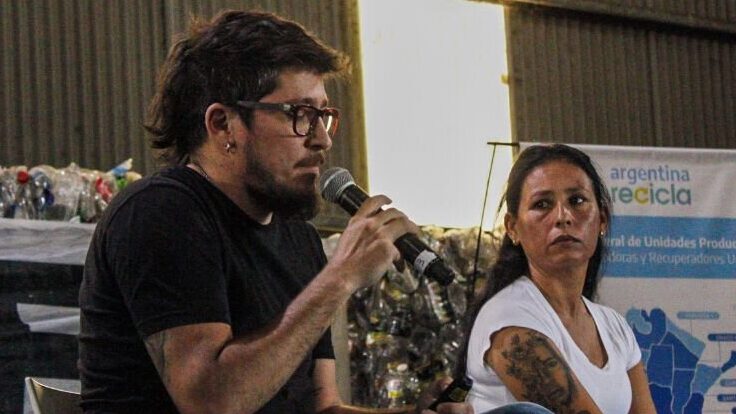 Matías Tarando dando un discurso con un micrófono en mano