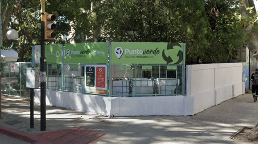Punto verde de recepción de residuos reciclables sobre una esquina de la ciudad de Zárate