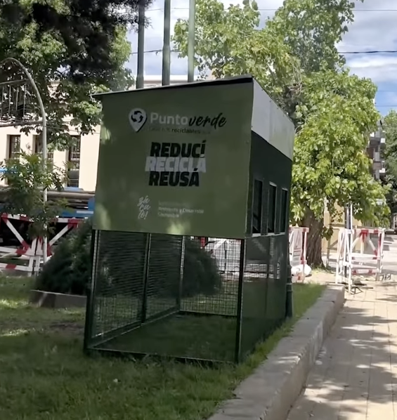 Punto verde de recepción de reciclables sobre la Plaza Cooperativa Eléctrica de Zárate