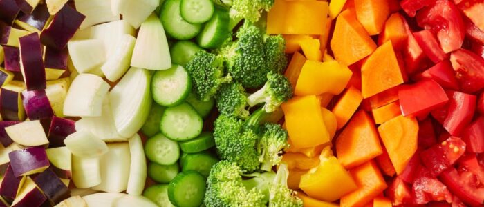 Verduras cortadas en cubos Berenjenas, zucchini, brocoli, zapallo y tomate cortado en cubos.